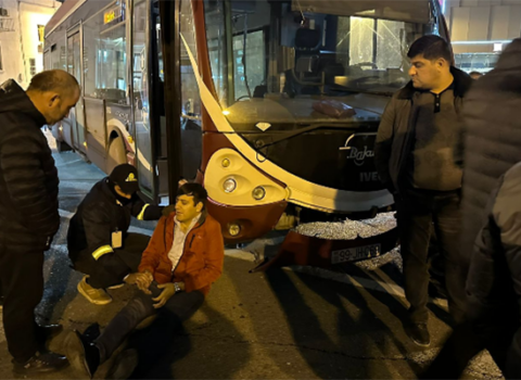 “Bakubus” avtobusu motosikletçini vurdu – VİDEO