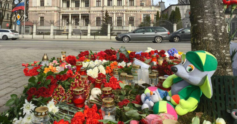 Rusiya səfirliyinin binasına gül gətirmək qadağan edildi Rusiya səfirliyinin binasına gül gətirmək qadağan edildi