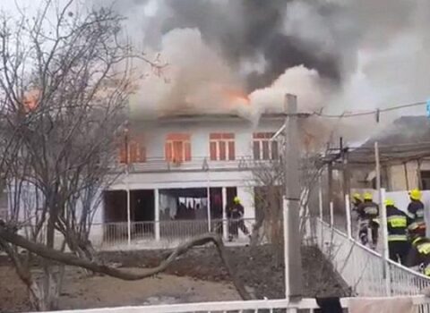 Salyanda beşotaqlı ev yandı