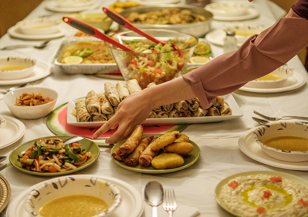 İftar süfrəsi, yoxsa ticarət masası? – Ramazanda pullu iftar BƏHSİ