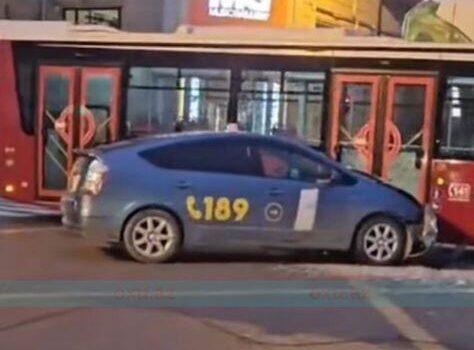 Bakıda “Prius” avtobusa çırpıldı – VİDEO