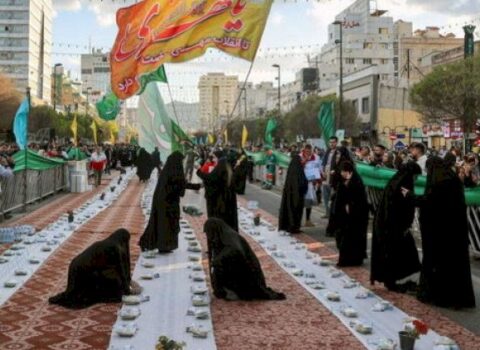 İranda altı kilometrlik iftar süfrəsi açıldı