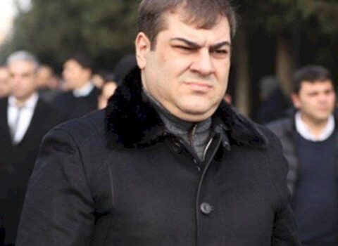 Rza Talıbov avtomobili Ali Məclisin qarşısına sürdü, qalmaqal yarandı