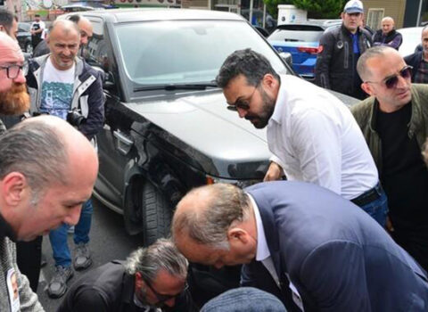 Türkiyəli aktyor vida mərasimində maşınla adam vurdu – FOTO