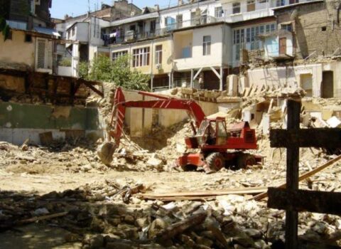 Bu binalarda yaşayan 2886 ailəyə 50 milyon AZN pul ayrılıb