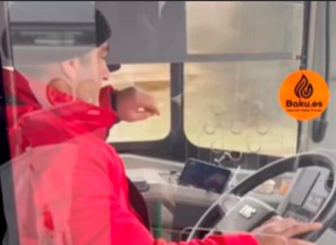 Avtobus sürücüsü sükan arxasında tum çırtlayıb video izlədi