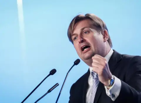 Avropa Parlamentinin deputat köməkçisi Çinə casusluq ittihamı ilə SAXLANILDI