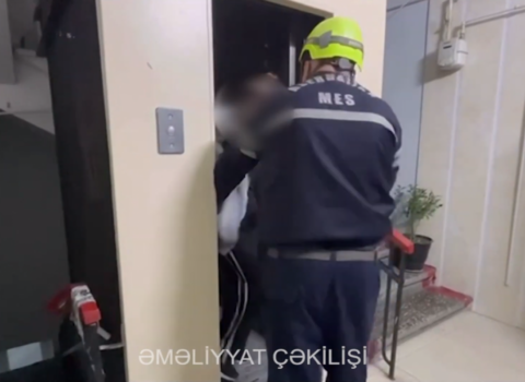 Liftdə köməksiz qalan şəxs xilas edildi – VİDEO