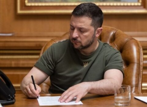 Zelenski buna görə administrasiya rəhbərini işdən çıxardı