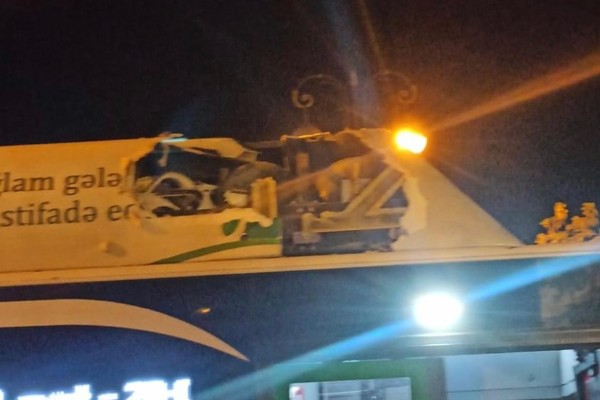 “Azneft”də ağac “Baku Bus”un üzərinə aşdı – VİDEO