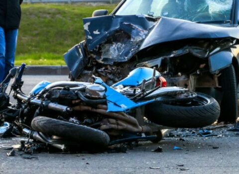 Avtomobillə motosiklet toqquşdu – Yaralılar var