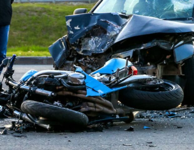 Avtomobillə motosiklet toqquşdu – Yaralılar var