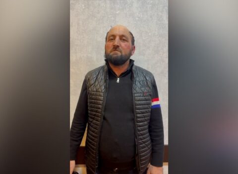 Başına tanınmamaq üçün “parik” taxan oğru saxlanıldı