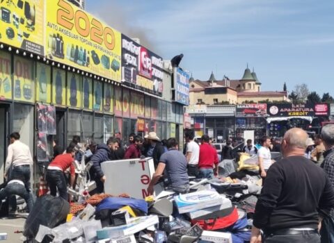 Maşın bazarında güclü yanğın – FOTO/YENİLƏNİB