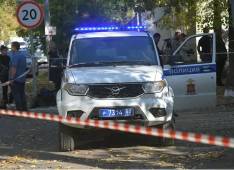 Polis əməkdaşlarına hücum edildi, biri öldü