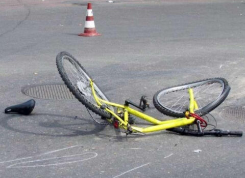 Şirvanda avtomobil velosipedçini vurdu