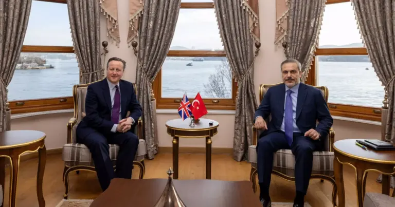 Türkiyə və Britaniya XİN başçıları Yaxın Şərqlə bağlı müzakirə apardı Türkiyə və Britaniya XİN başçıları Yaxın Şərqlə bağlı müzakirə apardı