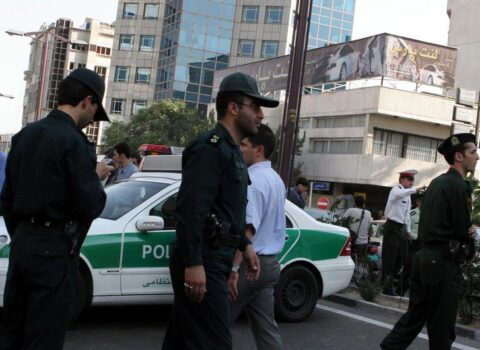 İranda polislərə hücum edildi – ƏTRAFLI