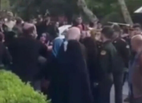 İranda repressiv qüvvələrlə əhali arasında qarşıdurma: Qızları özləri ilə aparmaq istədilər – VİDEO