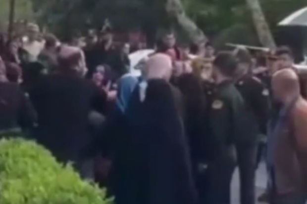 İranda repressiv qüvvələrlə əhali arasında qarşıdurma: Qızları özləri ilə aparmaq istədilər – VİDEO