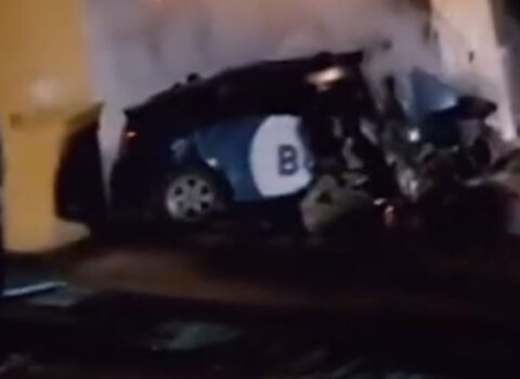 Bakıda ağır qəza: “Prius” betona çırpıldı – VİDEO