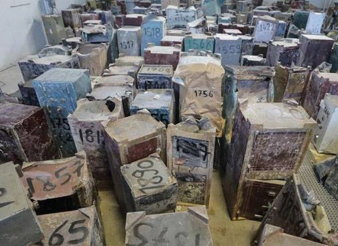 Türkiyədəki zəlzələdə dağıntılar altından çıxarılan seyflər açıldı