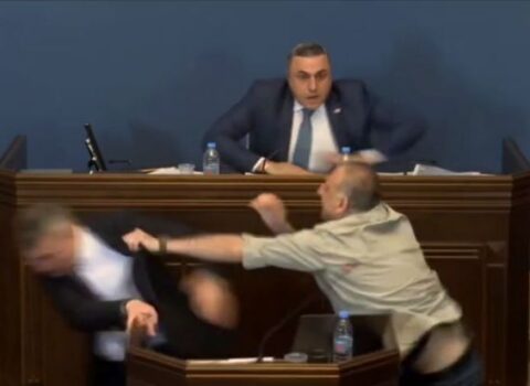 Parlamentdə qanun müzakirəsi zamanı əlbəyaxa dava – VİDEO