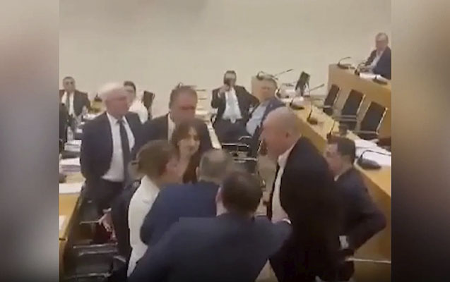 Gürcüstan parlamentində dava – Deputat həmkarını butulka ilə vurdu / VİDEO