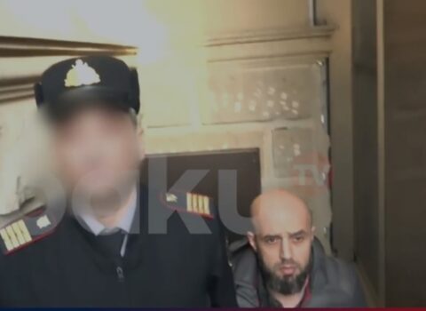 Sumqayıtda qızını qətlə yetirən atanın saxlanılma anı – VİDEO