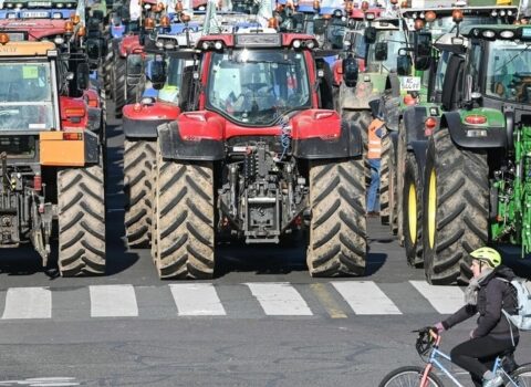 Fransada fermerlər traktorlarla etiraz aksiyası keçirdi