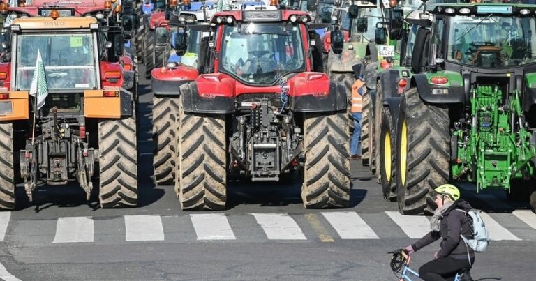 Fransada fermerlər traktorlarla etiraz aksiyası keçirdi Fransada fermerlər traktorlarla etiraz aksiyası keçirdi