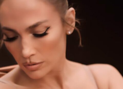 54 yaşlı Cennifer Lopez açıq-saçıq geyimi ilə gündəm yaratdı – FOTO