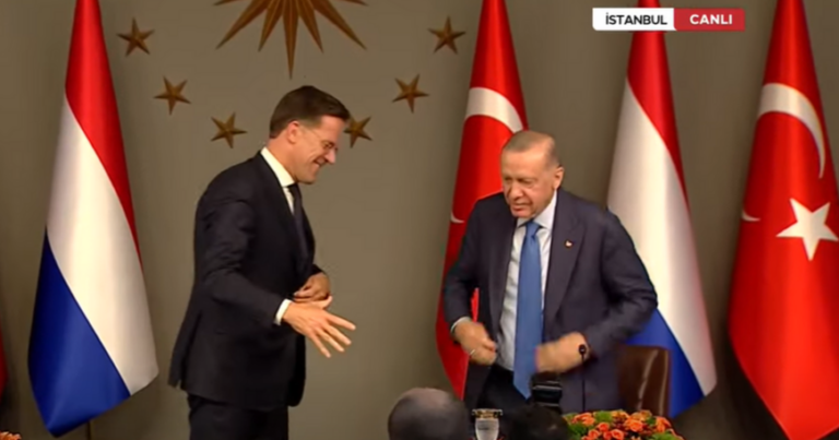Ərdoğanın bu hərəkəti gündəm oldu – VİDEO Ərdoğanın bu hərəkəti gündəm oldu – VİDEO