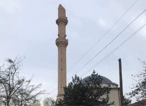Türkiyədə zəlzələ məscidin minarəsini uçurdu – FOTO
