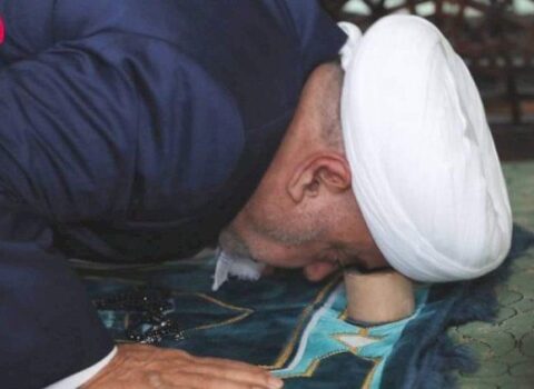 Şeyxin namaz möhürü gündəm oldu – FOTO