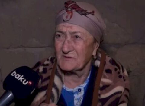 85 yaşlı qadın oğlu tərəfindən döyülərək küçəyə atıldı – VİDEO