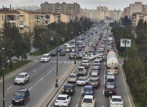 Bakının bir sıra yollarında nəqliyyatın sıxlığı yarandı