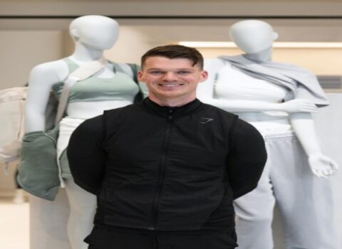 Universiteti atdı, ölkənin ən gənc milyarderi oldu