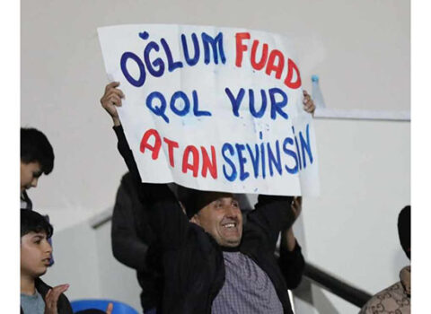 Futbolçunun atası oğluna maraqlı pankart açdı – Görüntülər