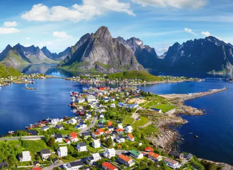 Norveç rusiyalı turistlərin ölkəyə girişini qadağan etdi