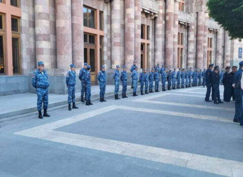 Ermənistan polisi hökumət binasını mühasirəyə alıb – VİDEO
