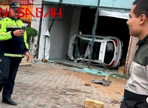 Bakının mərkəzində qəza: Maşın mağazaya girdi – FOTOLAR