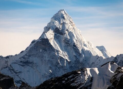 54 yaşlı alpinist 30-cu dəfə Everestin zirvəsinə qalxdı