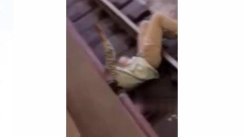 Bakı metrosunda qorxulu anlar – Gənc qatar yoluna yıxıldı + Video