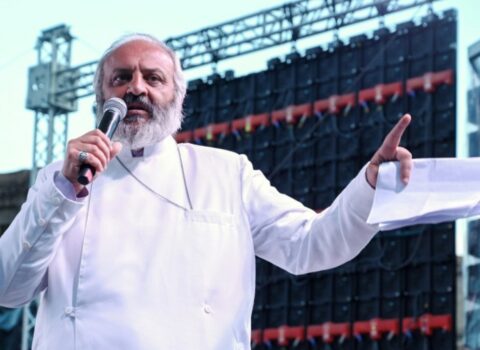 Ermənistanda yepiskop Baş nazir olmaq istəyir
