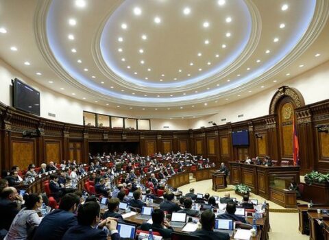 Ermənistanda hakim partiyanın parlament fraksiyası qapalı iclas keçirir