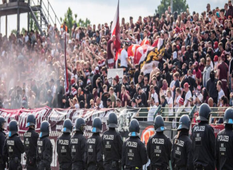 Futbol matçı zamanı iğtişaş baş verdi, 155 polis xəsarət aldı
