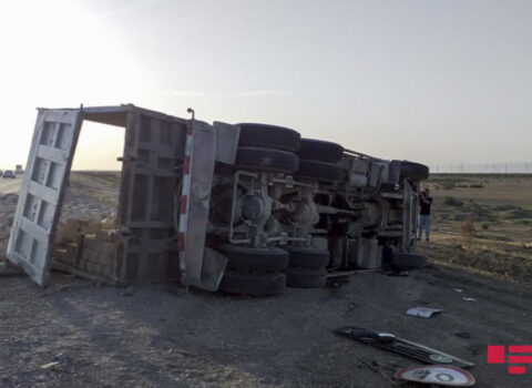 Lənkəranda “Kamaz” təkər dəyişmək istəyən sürücünün üstünə aşdı