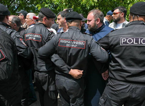 Ermənistan polisi müxalifət fəallarını saxlamağa başladı