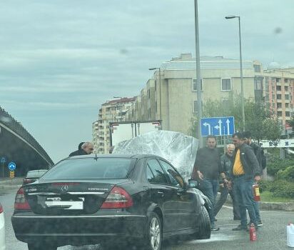 Dövlət qurumlarından birinə məxsus olduğu bildirilən “Mercedes” tüstüləndi – FOTOLAR